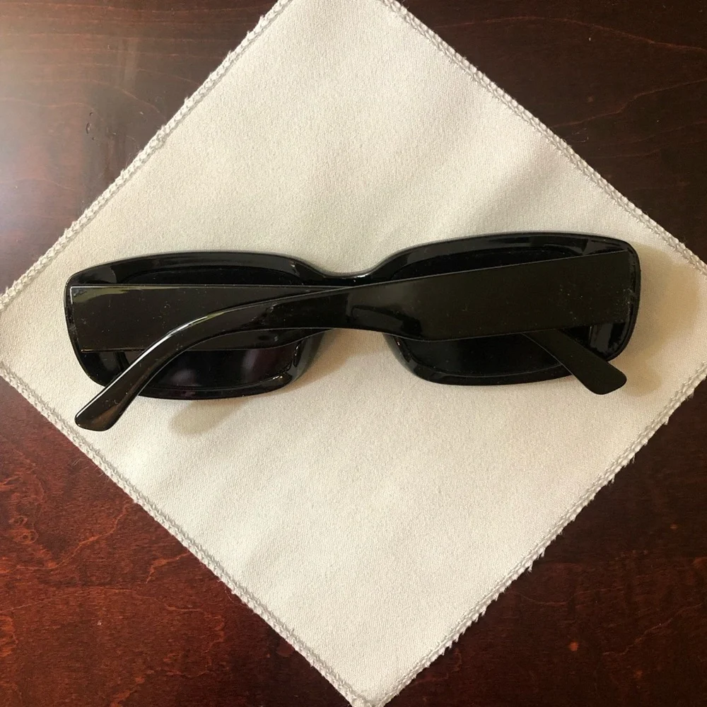 Like-new Sunglasses in Black - Picture 4 of 6